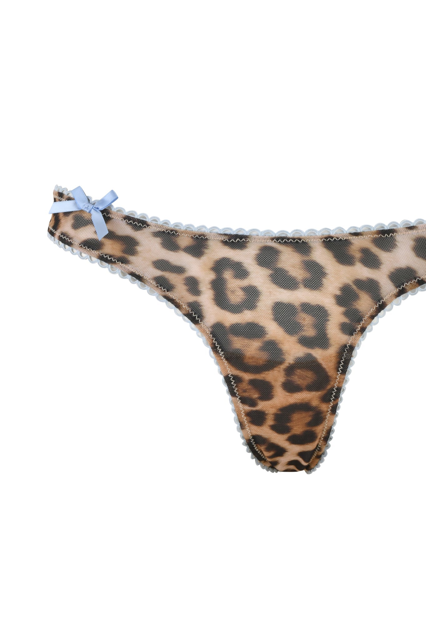 I.AM.GIA's AMANDA SET - NEUTRAL : LEOPARD features a leopard print thong embellished with a chic blue bow on one side. The thong is edged with delicate white lace, highlighting the classic leopard pattern in shades of brown and black. This versatile piece is perfect for adding a touch of wild elegance to your lingerie collection.